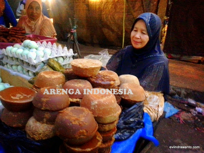 Gula aren tradisional dijual di pasar