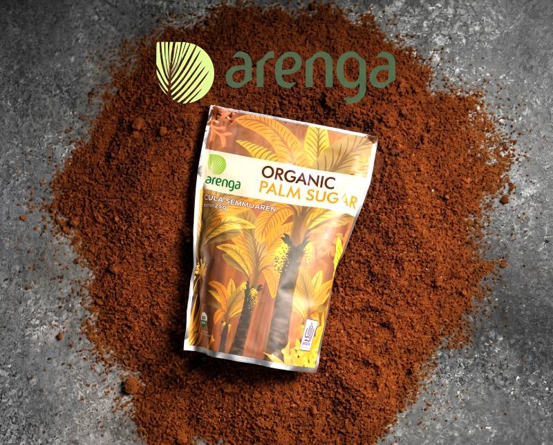 Kemasan Arenga Organic Palm Sugar di atas tumpukan gula aren bubuk organik berkualitas premium.